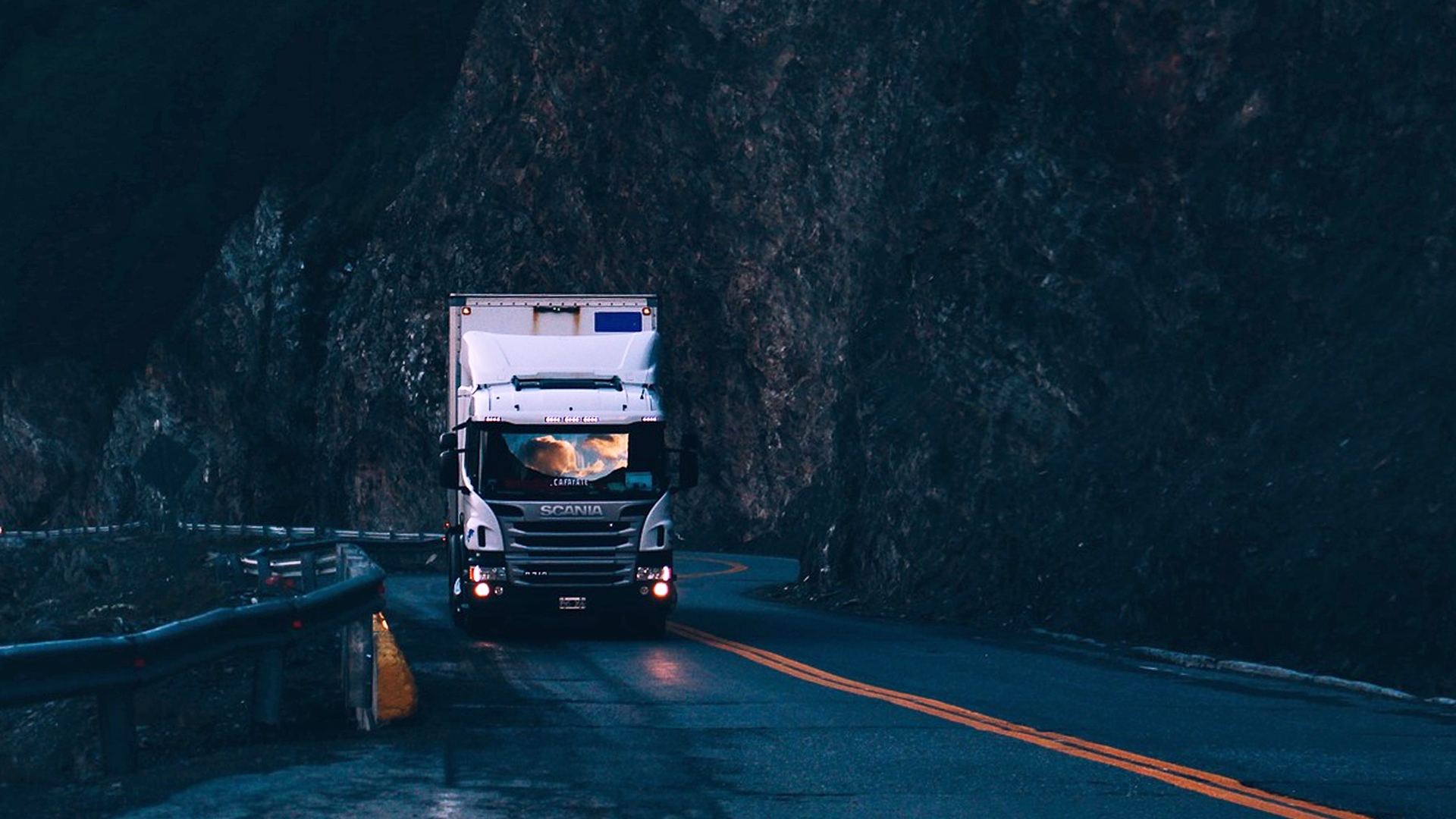 Tips For Driving A Truck At Night